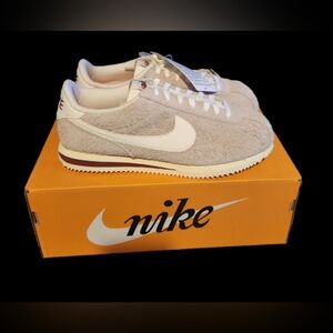 Nike Cortez SE Suede White and Gray Sz 9.5 Men
